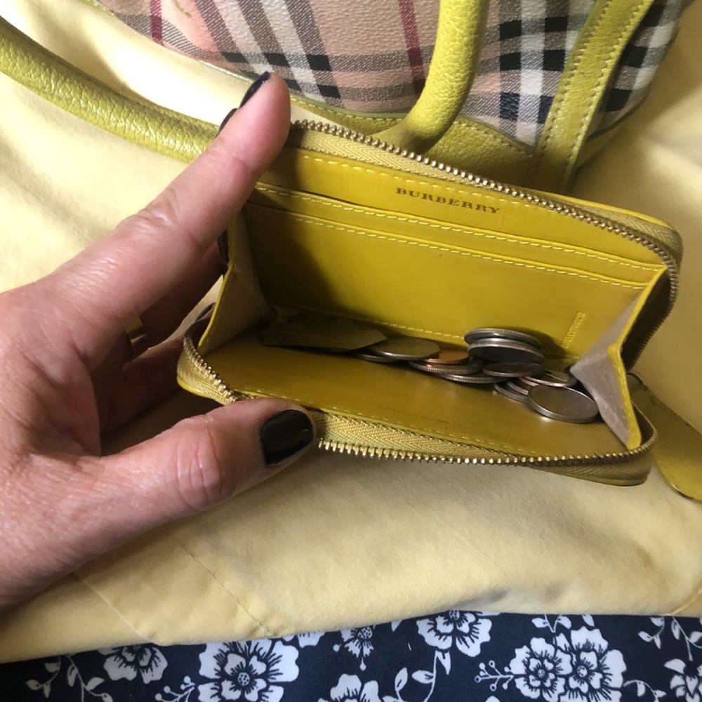 Burberry checkered handbag, please note that it does not have a shoulder strap. - Picture 5 of 6